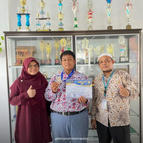 SISWA SMA ISLAM NAMIRA JUARA 2 ENGLISH SPEECH DI BATARI ENGLISH COURSE