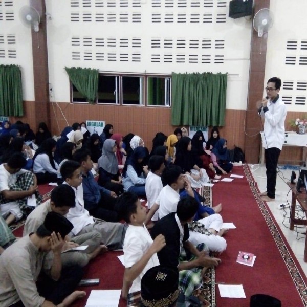 Malam Ibadah SMA Namira : Siswa Harus Kenali Habbit Sejak Dini