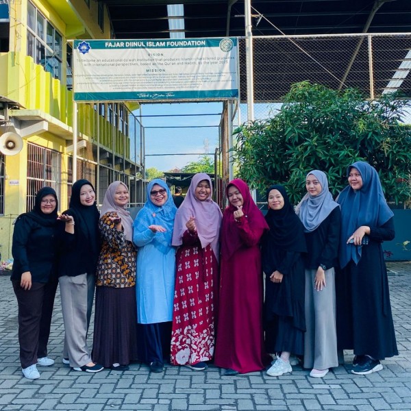 Dua Orang Guru SMA Islam Namira Dapat Hadiah Umroh