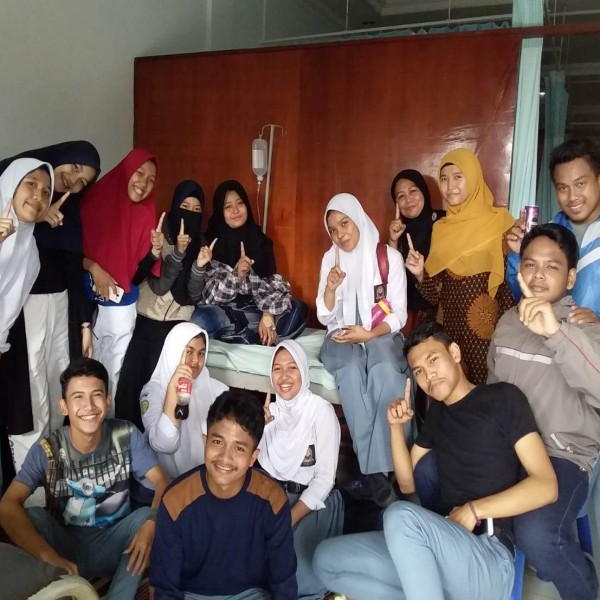 Siswa SMA Namira Jenguk Teman Yang Sakit