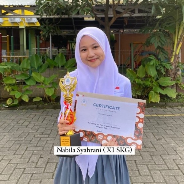 SISWA SMA ISLAM NAMIRA JUARA 2 ENGLISH SPEECH DI BATARI ENGLISH COURSE